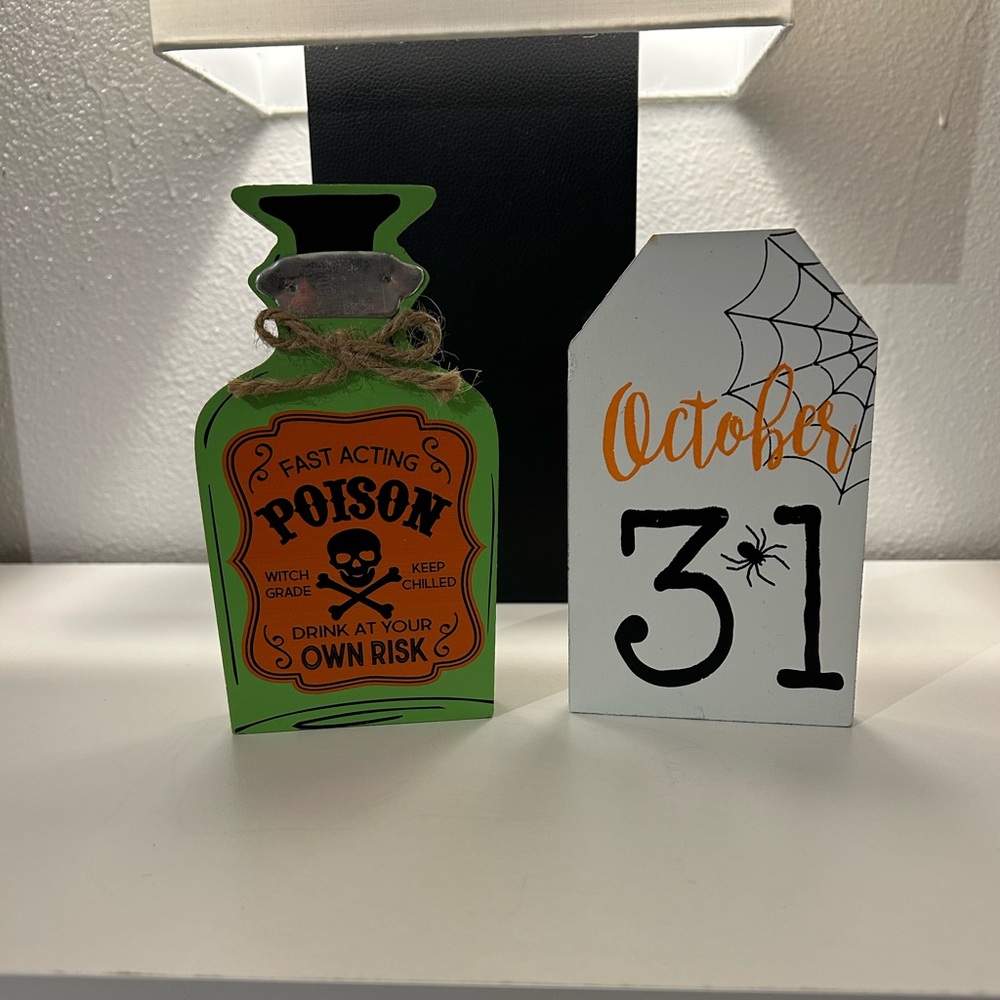 2 Halloween Plaque Decor